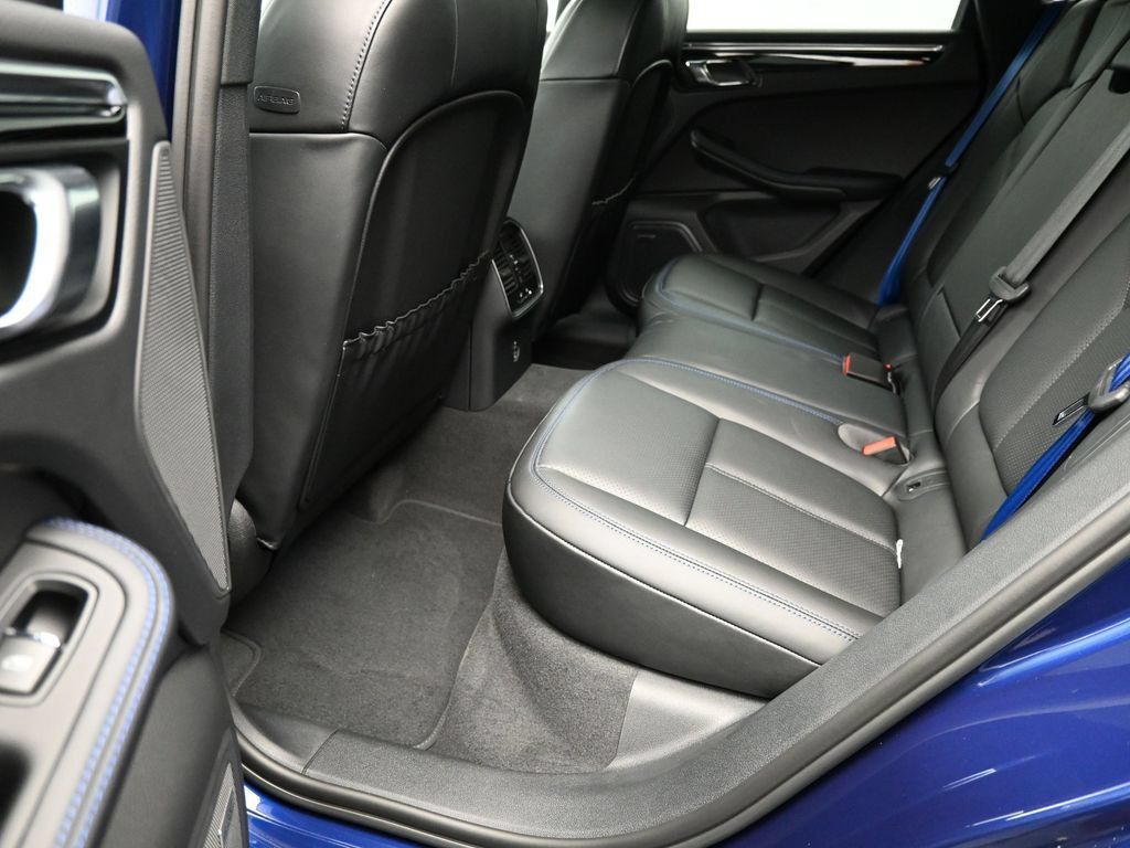 Certified 2025 Porsche Macan AWD/4WD image 20