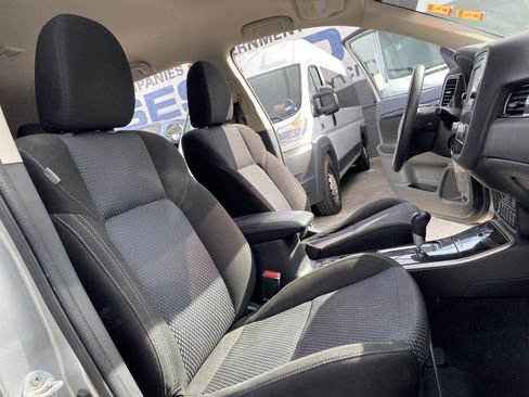 Used 2020 Mitsubishi Outlander ES image 23