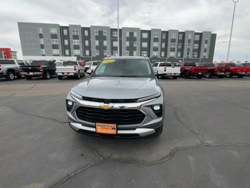 Used 2025 Chevrolet TrailBlazer LT AWD/4WD image 3