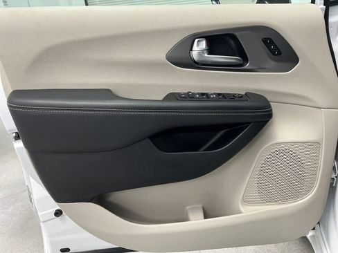 Used 2024 Chrysler Pacifica Touring-L image 11
