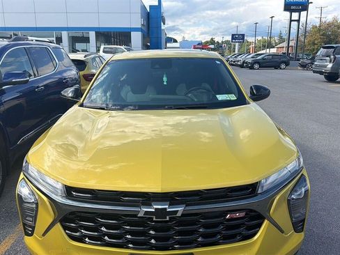 Used 2024 Chevrolet Trax RS w/ Sunroof Package FWD image 2