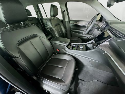 Used 2023 Jeep Grand Cherokee Limited w/ Black Appearance Package image 32