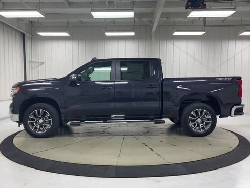 Used 2022 Chevrolet Silverado 1500 LT AWD/4WD image 5