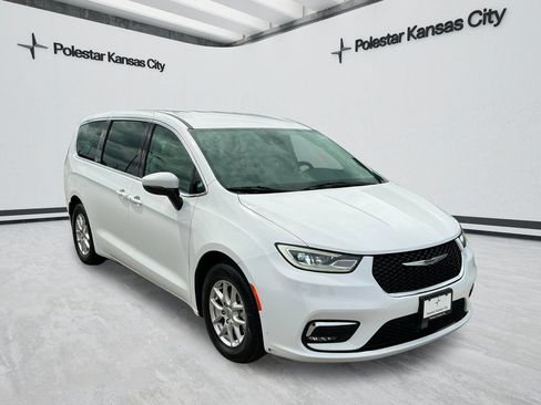 Used 2023 Chrysler Pacifica Touring-L FWD image 1