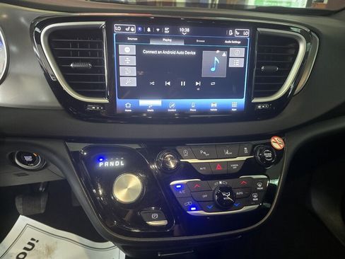 Used 2025 Chrysler Pacifica Select FWD image 26