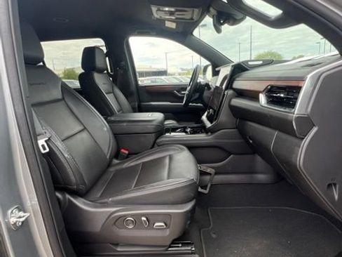 Used 2025 GMC Yukon XL Denali AWD/4WD image 34