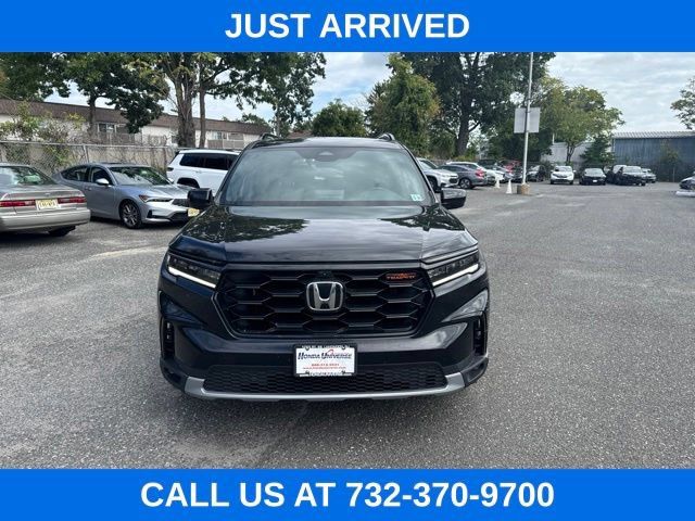 Used 2025 Honda Pilot TrailSport image 2
