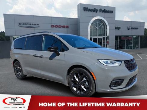 Used 2025 Chrysler Pacifica Limited image 1