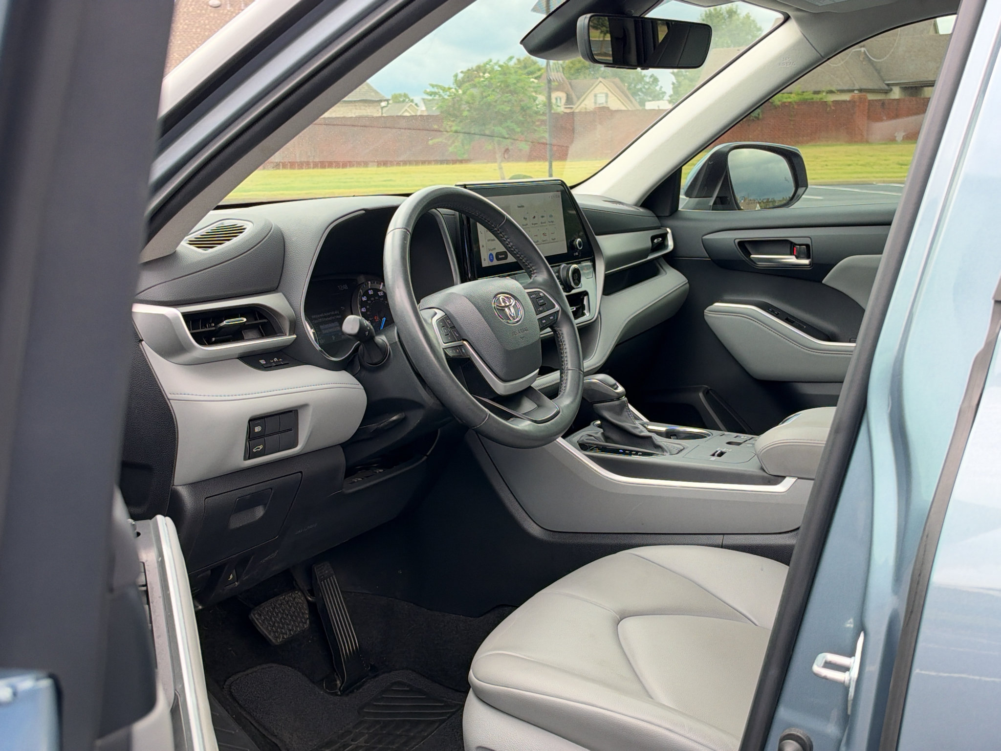 Used 2024 Toyota Highlander XLE FWD image 11