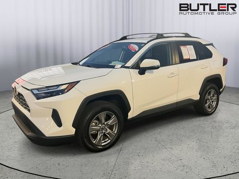 Certified 2022 Toyota RAV4 XLE FWD image 1
