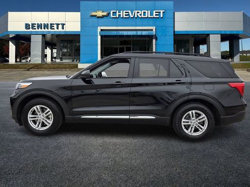 Used 2023 Ford Explorer XLT w/ Equipment Group 202A image 3