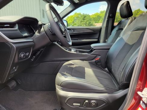Used 2024 Jeep Grand Cherokee Altitude AWD/4WD image 10