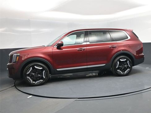 Used 2024 Kia Telluride S w/ S Sunroof Package image 3