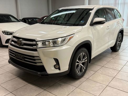 Used 2017 Toyota Highlander Plus w/ Carpet Mat Package AWD/4WD image 3