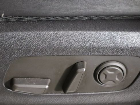Used 2025 Kia Carnival FWD image 24