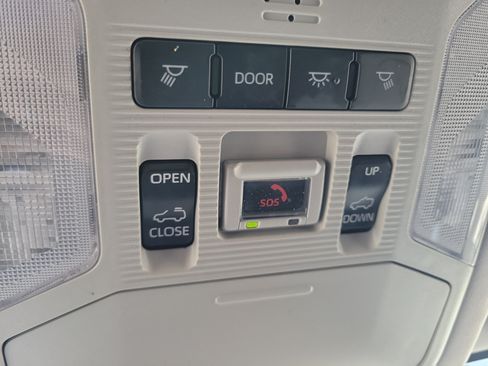Used 2024 Toyota RAV4 XLE Premium FWD image 32