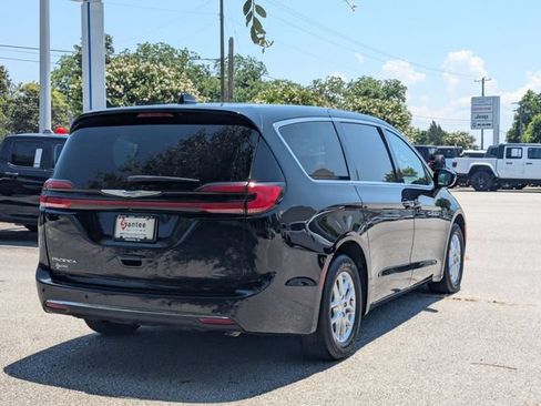 Used 2025 Chrysler Pacifica Select FWD image 3