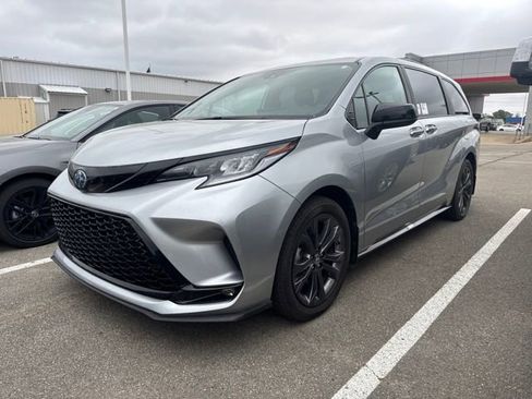 Used 2025 Toyota Sienna XSE w/ XSE Plus Package image 1