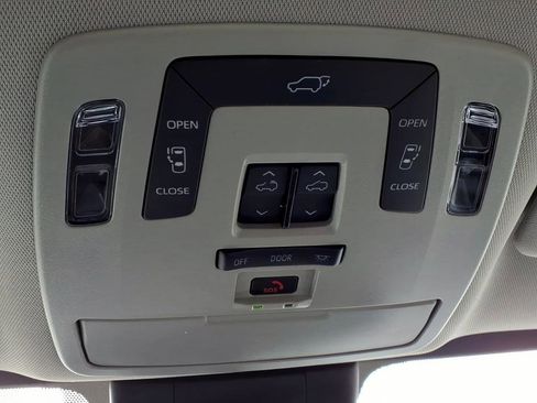 Used 2025 Toyota Sienna XLE image 21