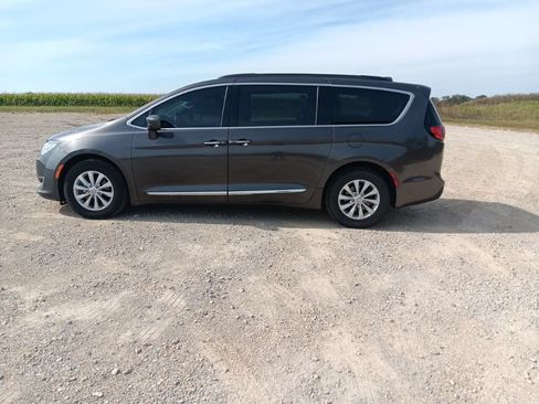Used 2017 Chrysler Pacifica Touring-L FWD image 7