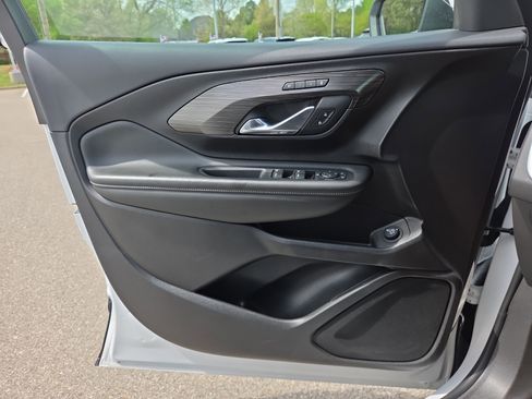 Used 2024 GMC Terrain SLT image 17