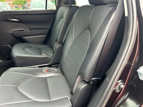 Used 2021 Toyota Highlander XLE AWD/4WD image 11