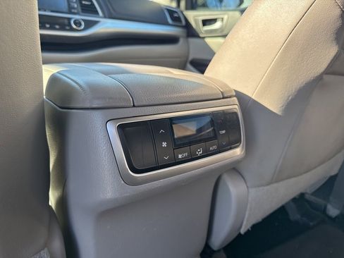 Used 2017 Toyota Highlander XLE image 23