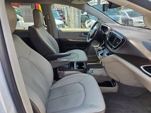 Used 2018 Chrysler Pacifica Touring-L FWD image 10