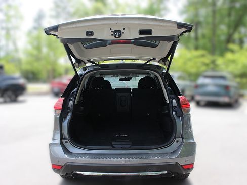 Used 2020 Nissan Rogue SV w/ Premium Package image 8