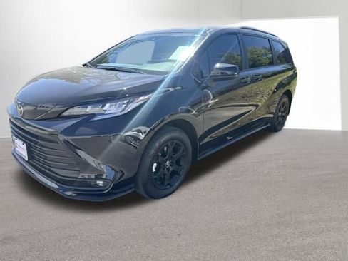 Certified 2026 Toyota Sienna XLE Woodland Edition AWD/4WD image 11