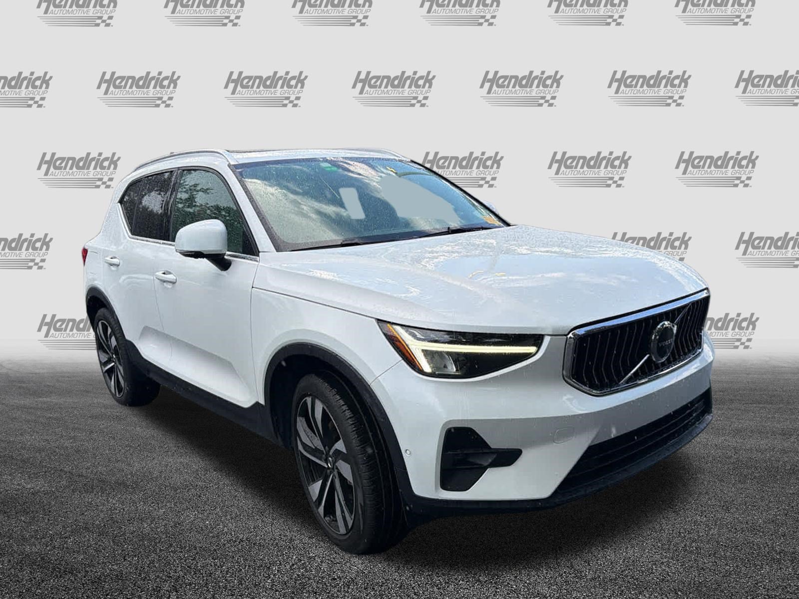 Certified 2024 Volvo XC40 B5 Plus AWD/4WD image 2