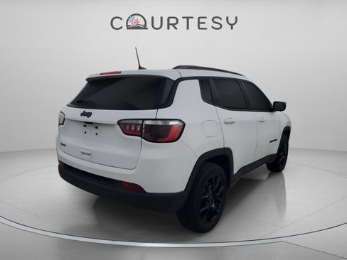 Used 2025 Jeep Compass Latitude w/ Convenience Group image 3