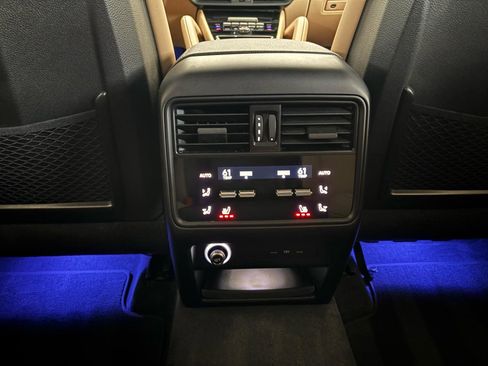 Used 2025 Porsche Cayenne w/ Premium Package Plus AWD/4WD image 28