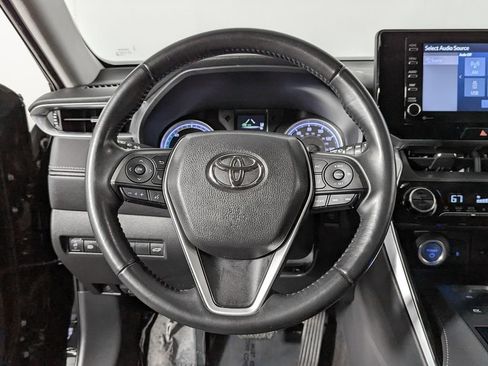 Used 2022 Toyota Venza LE image 23