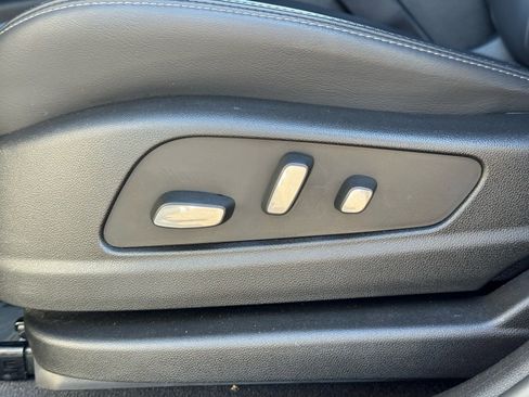 Used 2025 Cadillac XT6 Premium Luxury image 19