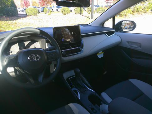 Used 2025 Toyota Corolla LE image 30
