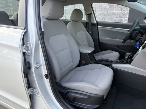 Used 2019 Hyundai Elantra SE image 25