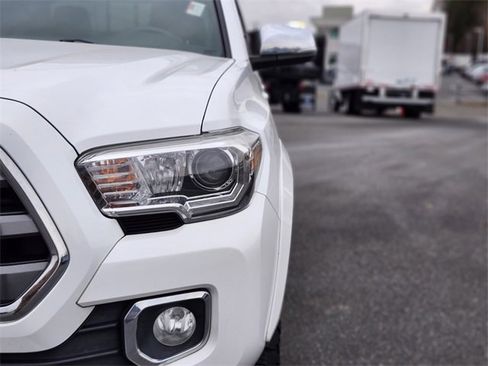 Used 2017 Toyota Tacoma Limited w/ Tow Package image 10