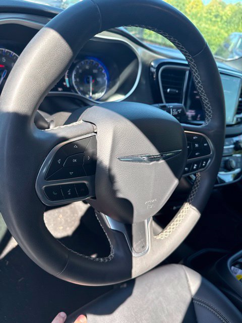Used 2025 Chrysler Pacifica Select FWD image 15