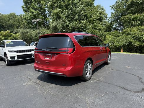 Used 2026 Chrysler Pacifica Pinnacle AWD/4WD image 4
