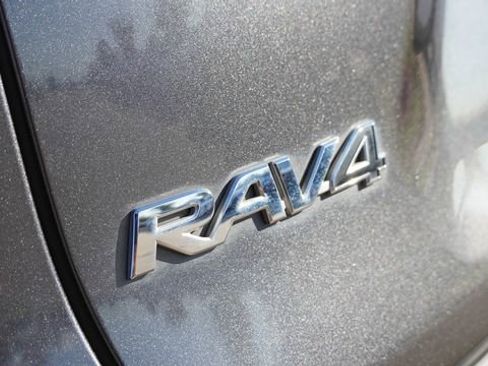 Used 2021 Toyota RAV4 XLE Premium image 12