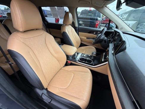 Used 2023 Kia Carnival EX FWD image 22