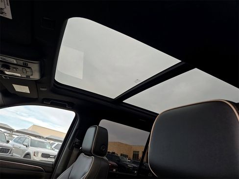 Used 2023 GMC Yukon SLT image 29