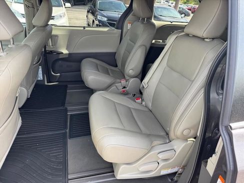 Used 2019 Toyota Sienna XLE FWD image 13