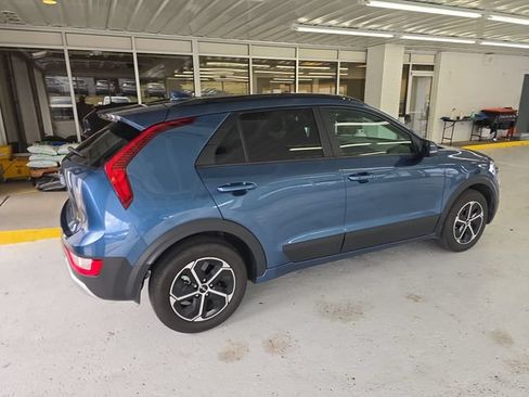 Certified 2025 Kia Niro EX FWD image 6