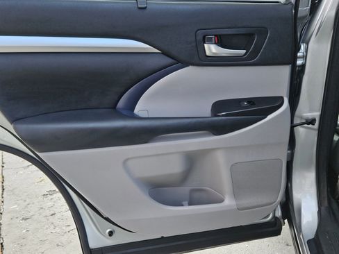 Used 2018 Toyota Highlander XLE image 23