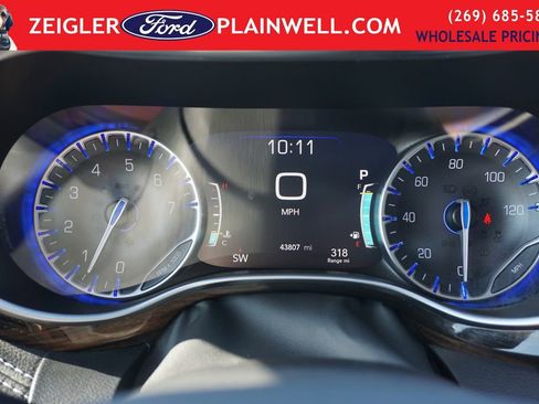 Used 2024 Chrysler Pacifica Limited FWD image 32