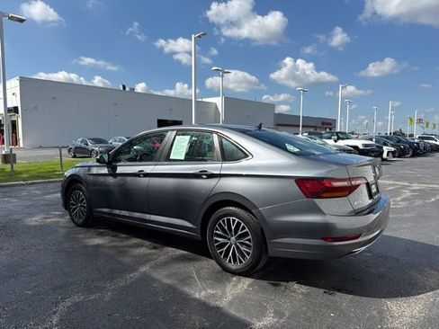 Used 2019 Volkswagen Jetta SE w/ Cold Weather Package FWD image 4