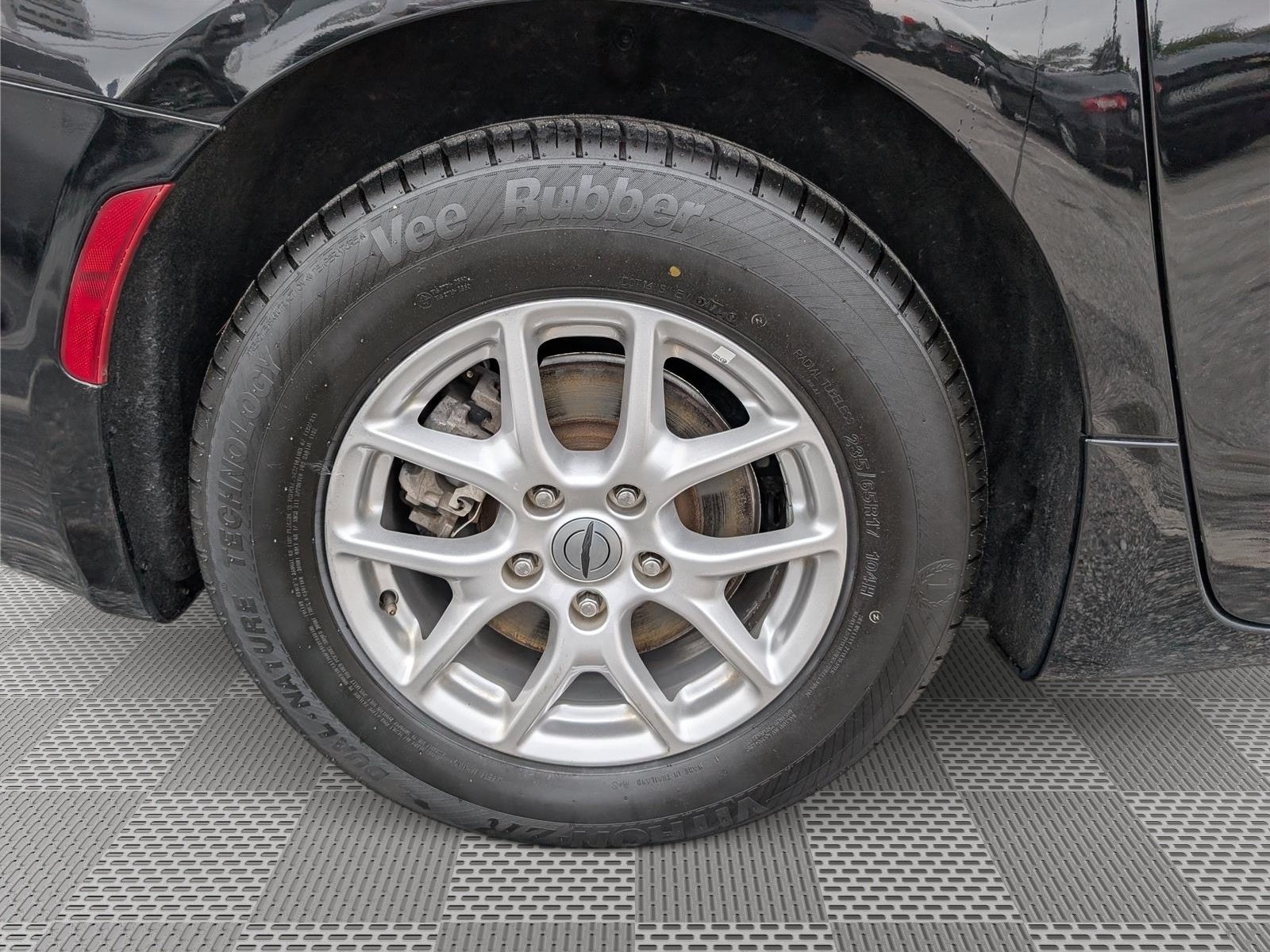 Used 2024 Chrysler Pacifica Touring-L FWD image 8