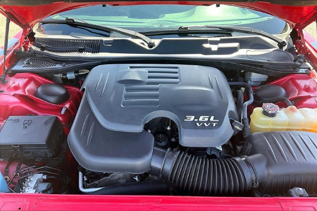 Used 2015 Dodge Challenger SXT RWD image 9